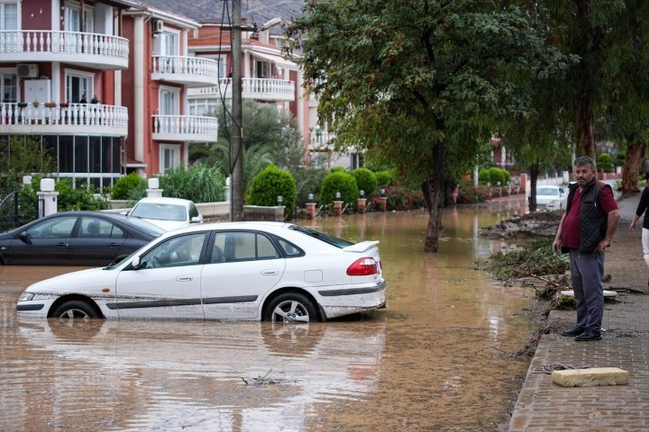 Meteoroloji uyarmıştı Sağanak sonrası kent sular altında kaldı, vatandaşlar kabusu yaşadı