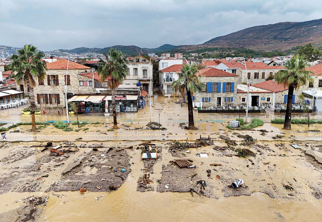Ege’nin kıyıları denizle birleşti