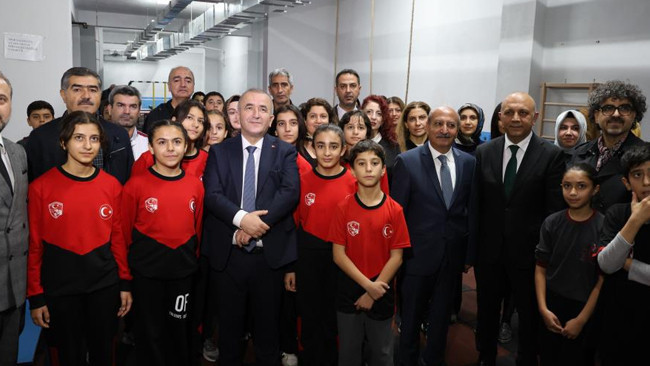 Valinin ortaokul öğrencisinin isteğine verdiği cevap güldürdü: Karizmayı çizdirmeyelim Valinin ortaokul öğrencisinin isteğine verdiği cevap güldürdü: Karizmayı çizdirmeyelim