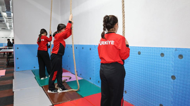 Valinin ortaokul öğrencisinin isteğine verdiği cevap güldürdü: Karizmayı çizdirmeyelim Valinin ortaokul öğrencisinin isteğine verdiği cevap güldürdü: Karizmayı çizdirmeyelim