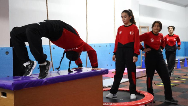 Valinin ortaokul öğrencisinin isteğine verdiği cevap güldürdü: Karizmayı çizdirmeyelim Valinin ortaokul öğrencisinin isteğine verdiği cevap güldürdü: Karizmayı çizdirmeyelim