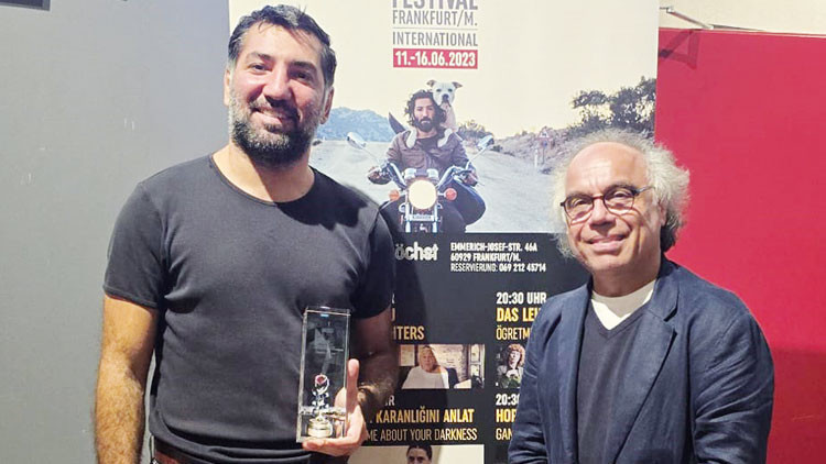 Berkay Ateş ödülüne kavuştu