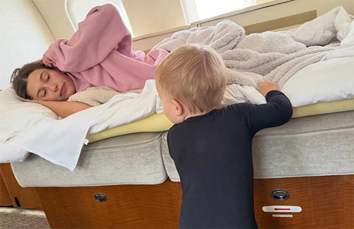 YİNE DE OĞLUNU GÜZEL GÜZEL BÜYÜTÜYOR