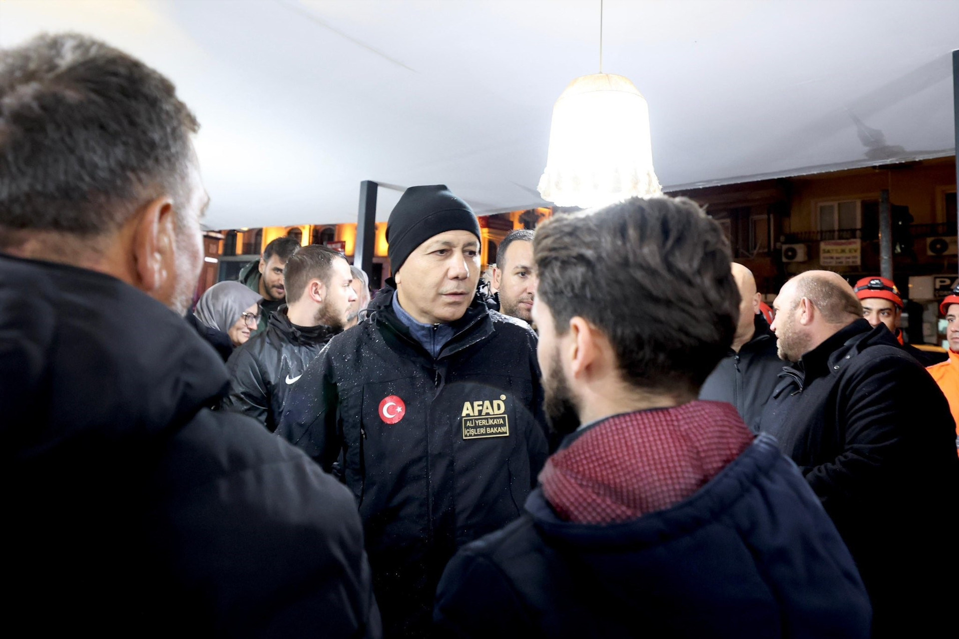 Balıkesir’in Sındırgı ilçesinde 6.1 büyüklüğünde deprem Enkaz alanları görüntülendi