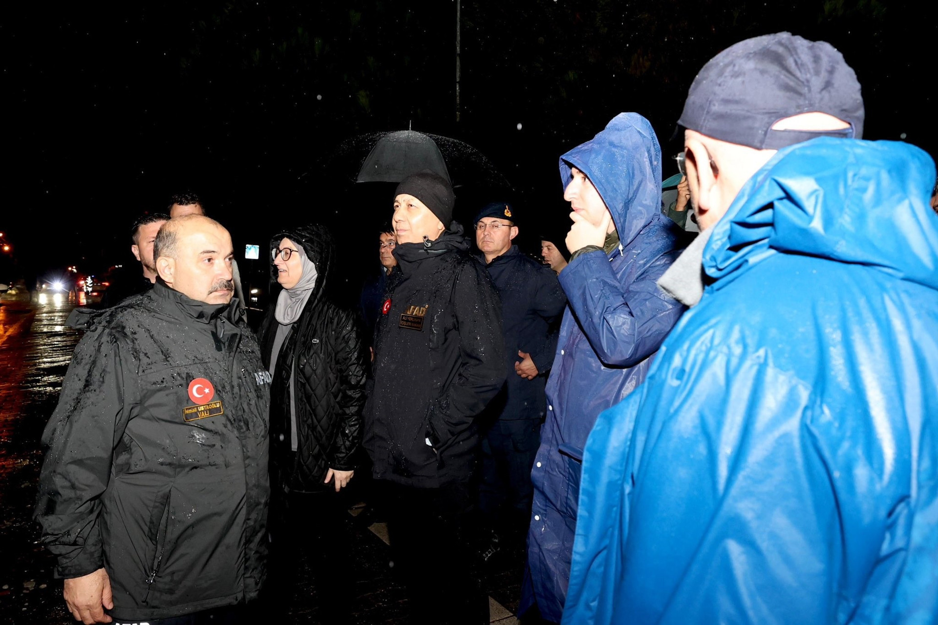 Balıkesir’in Sındırgı ilçesinde 6.1 büyüklüğünde deprem Enkaz alanları görüntülendi