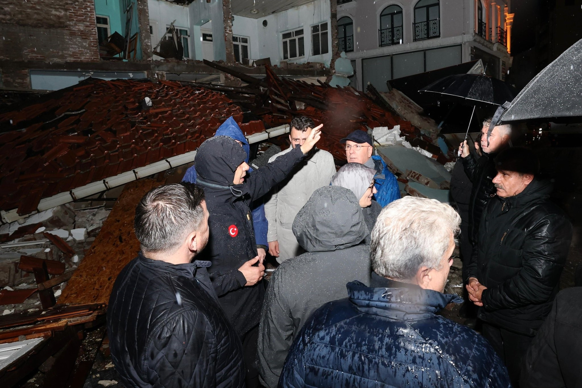 Balıkesir’in Sındırgı ilçesinde 6.1 büyüklüğünde deprem Enkaz alanları görüntülendi