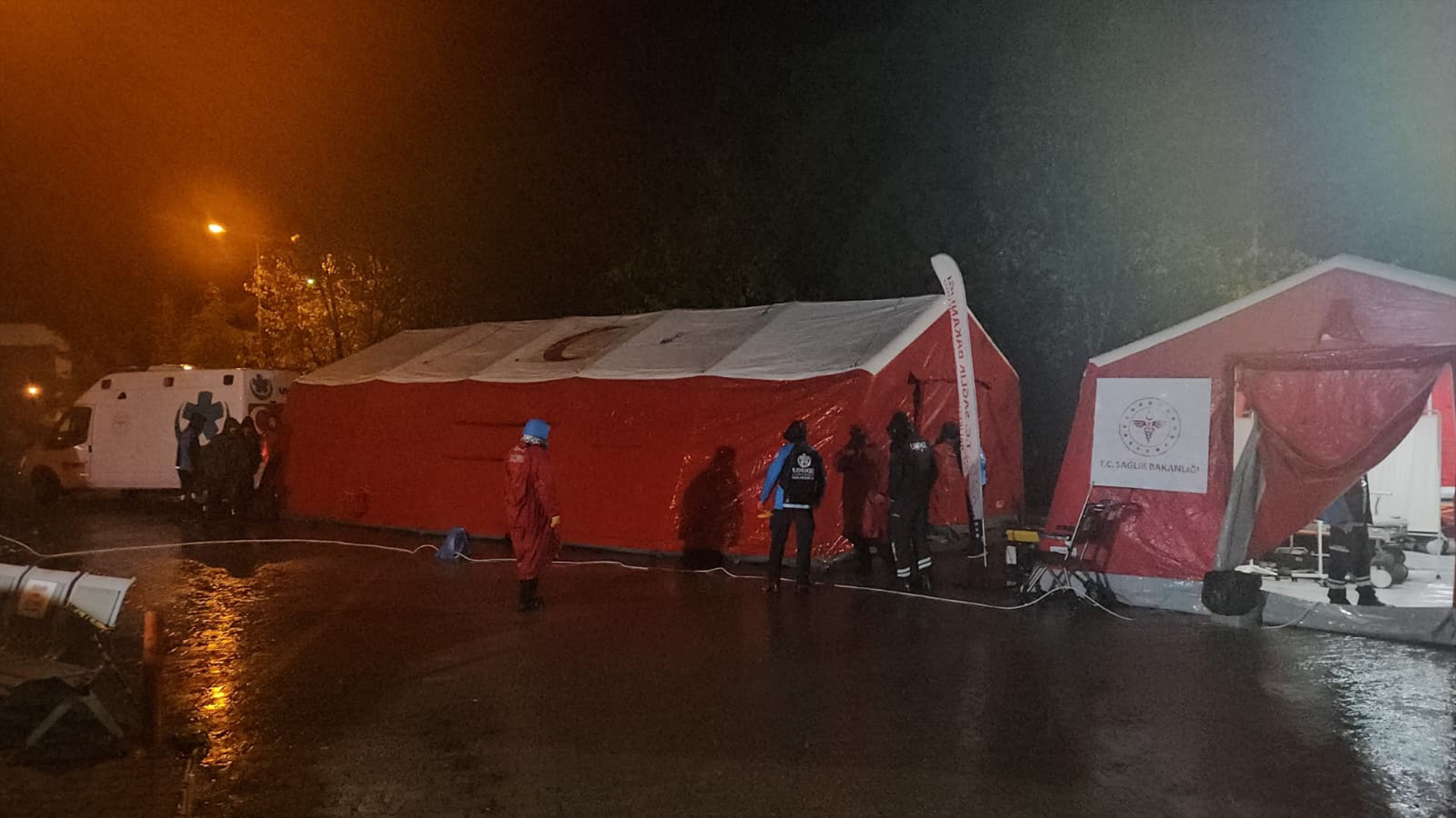 Balıkesir’in Sındırgı ilçesinde 6.1 büyüklüğünde deprem Enkaz alanları görüntülendi