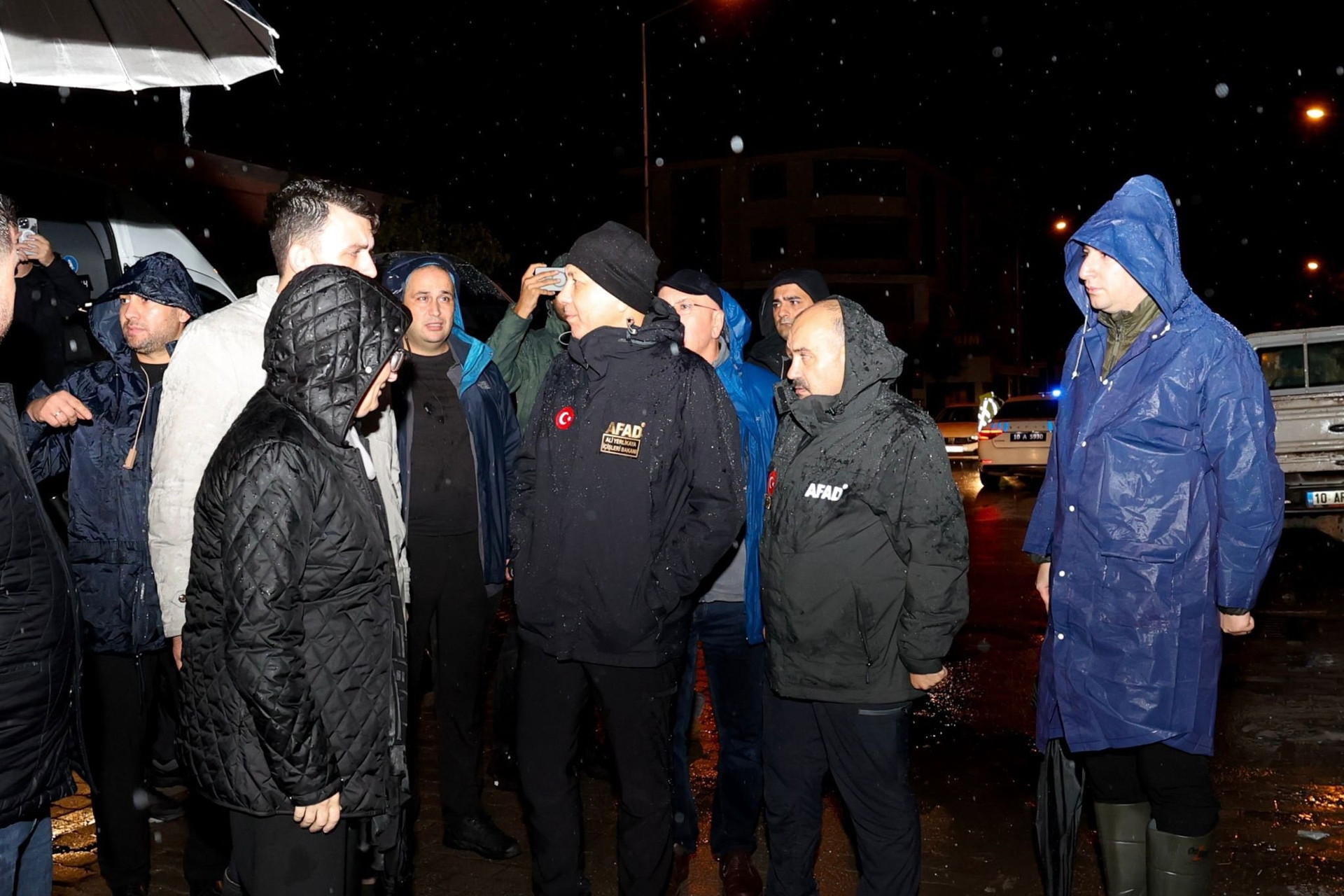 Balıkesir’in Sındırgı ilçesinde 6.1 büyüklüğünde deprem Enkaz alanları görüntülendi