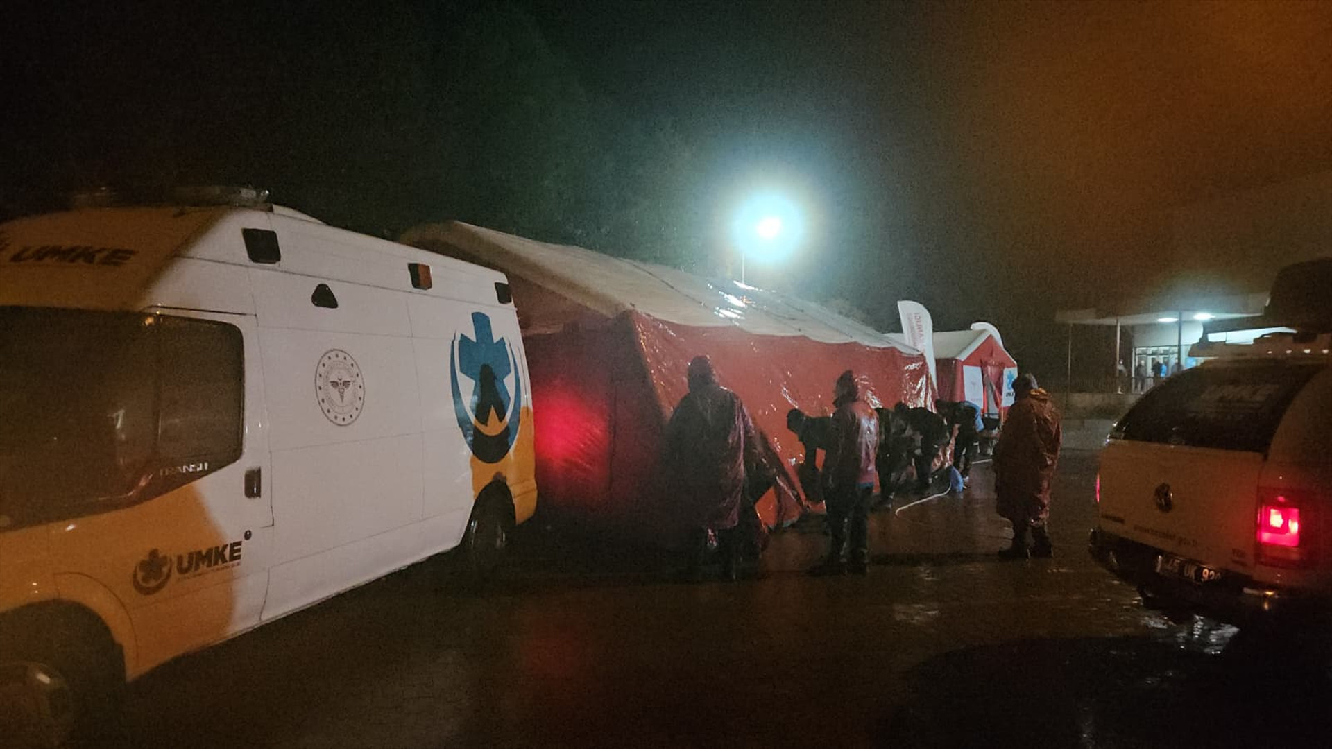 Balıkesir’in Sındırgı ilçesinde 6.1 büyüklüğünde deprem Enkaz alanları görüntülendi