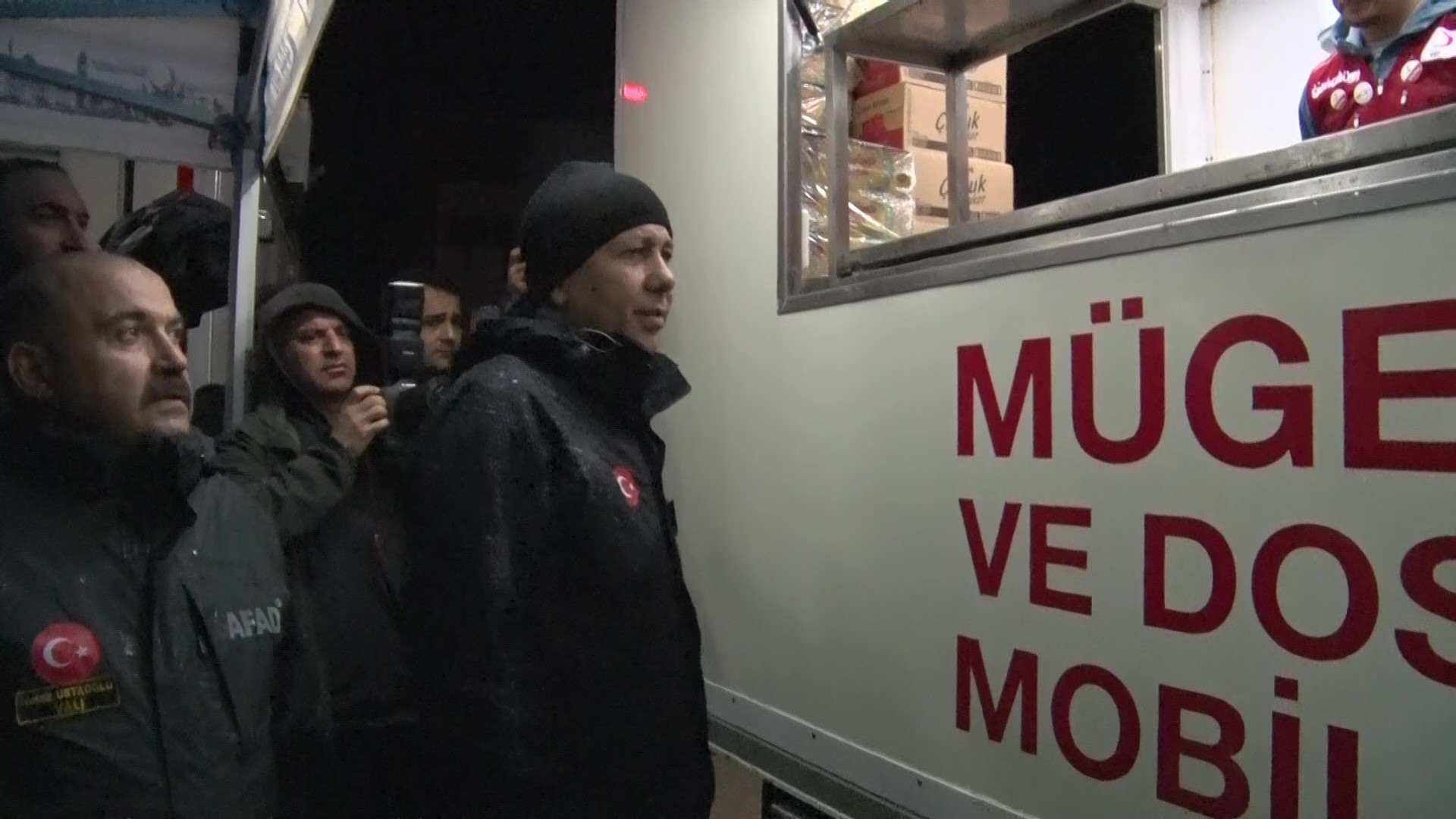 Balıkesir’in Sındırgı ilçesinde 6.1 büyüklüğünde deprem Enkaz alanları görüntülendi