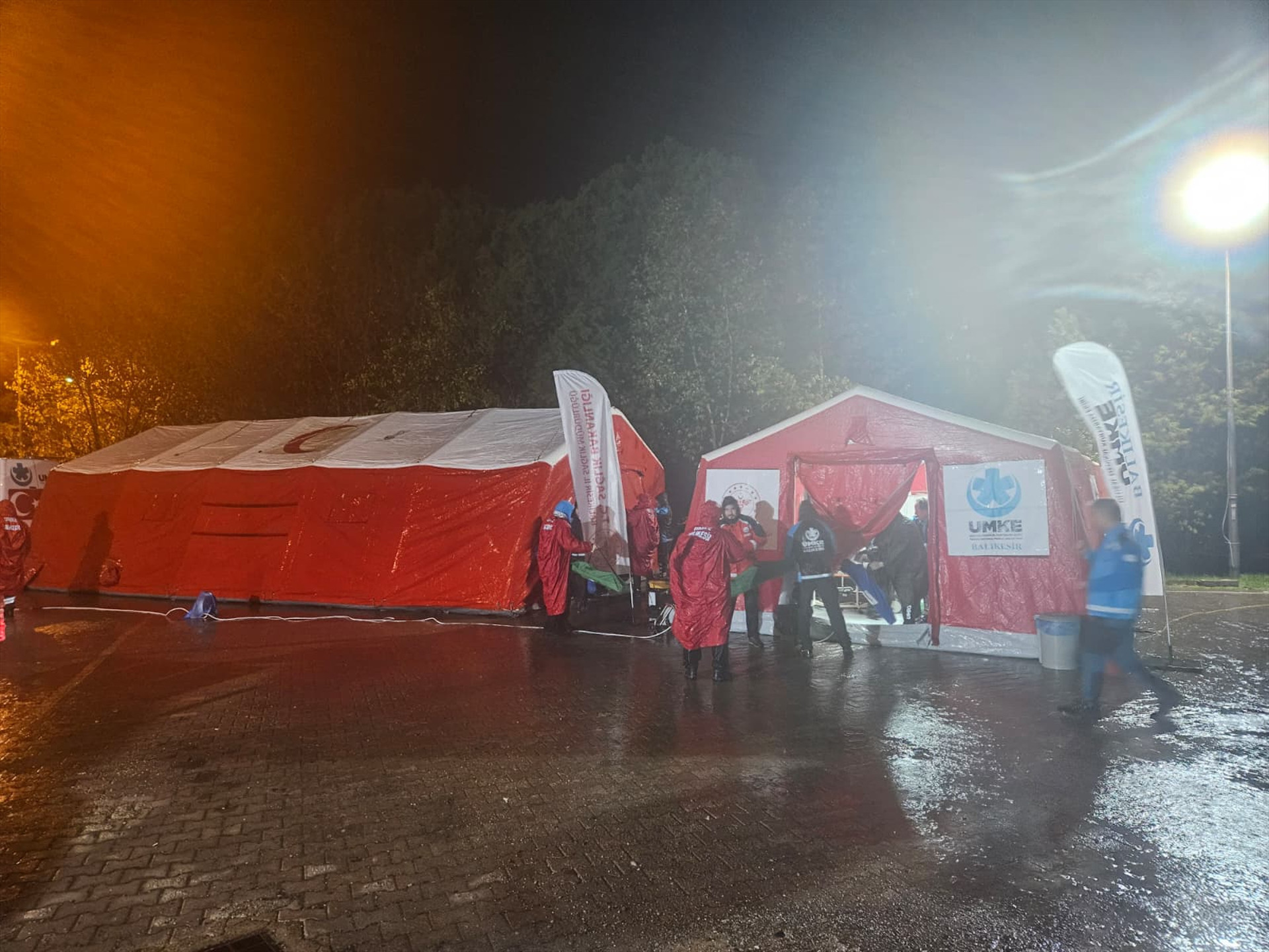 Balıkesir’in Sındırgı ilçesinde 6.1 büyüklüğünde deprem Enkaz alanları görüntülendi