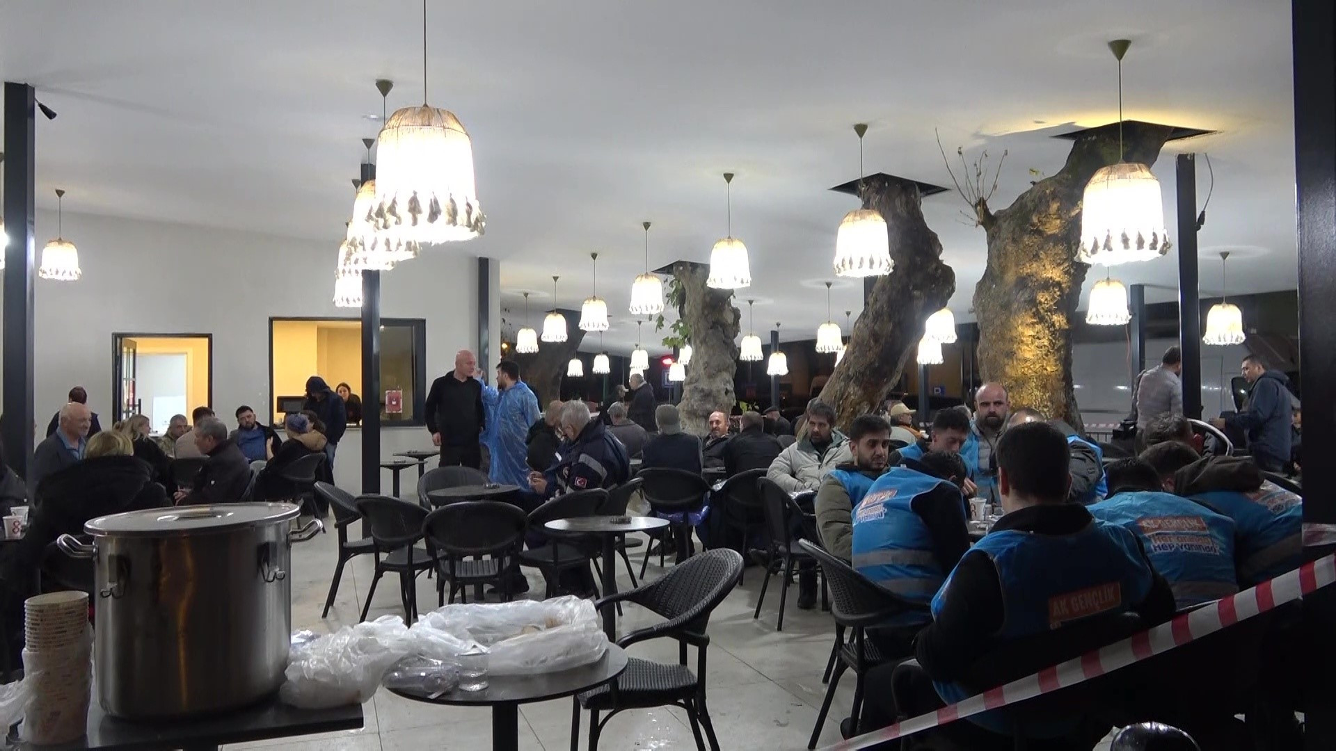 Balıkesir’in Sındırgı ilçesinde 6.1 büyüklüğünde deprem Enkaz alanları görüntülendi