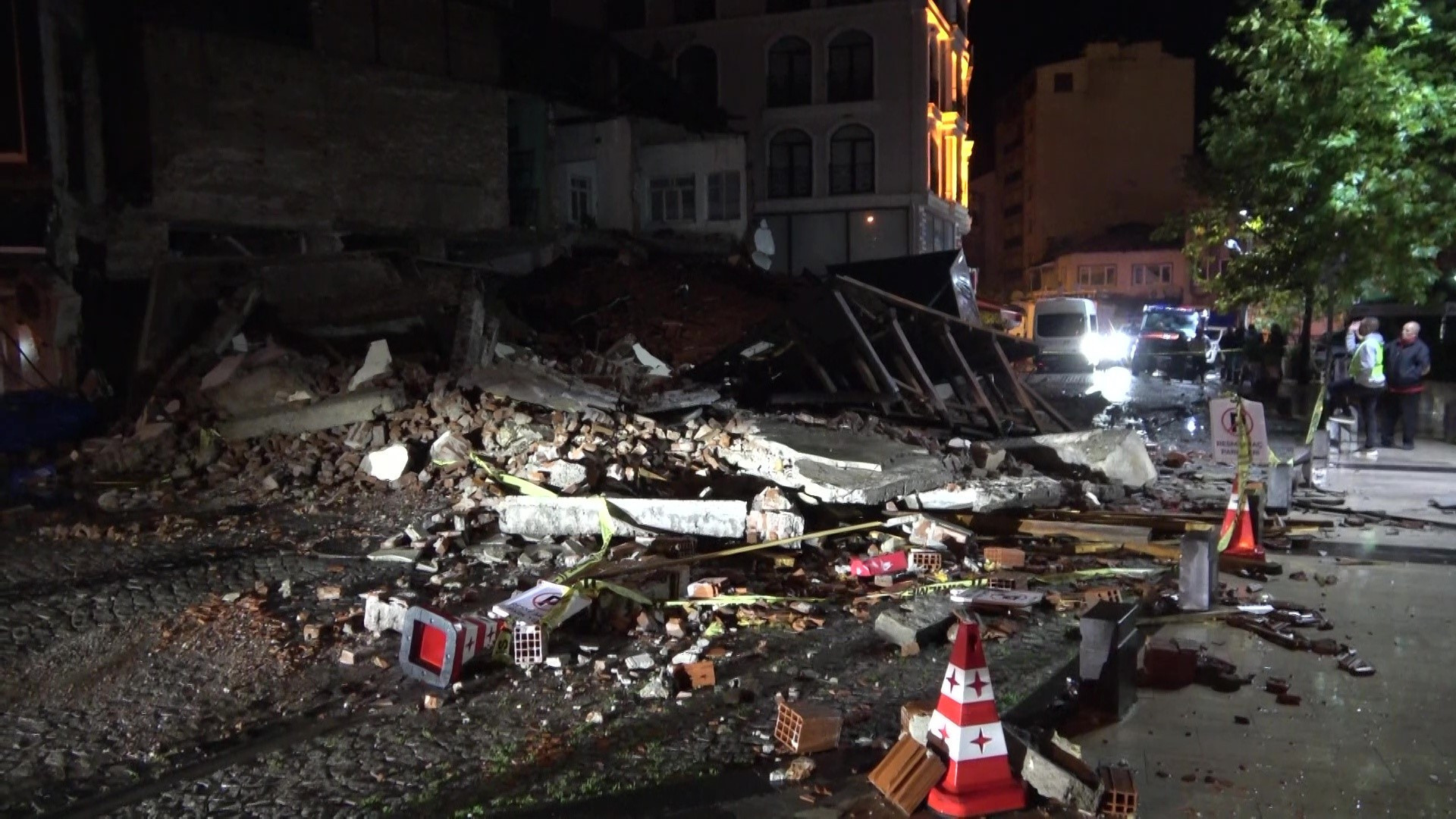 Balıkesir’in Sındırgı ilçesinde 6.1 büyüklüğünde deprem Enkaz alanları görüntülendi