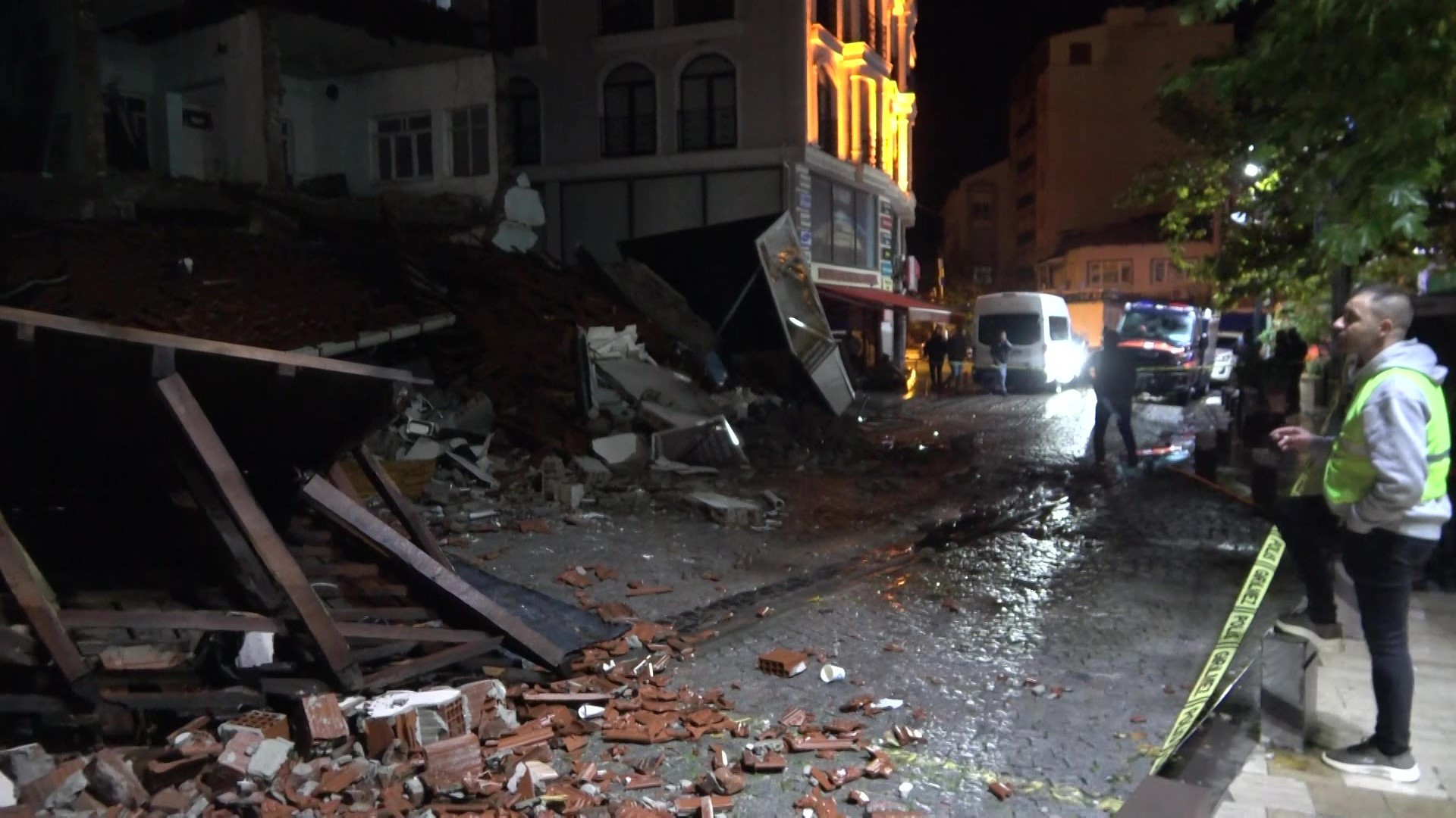 Balıkesir’in Sındırgı ilçesinde 6.1 büyüklüğünde deprem Enkaz alanları görüntülendi