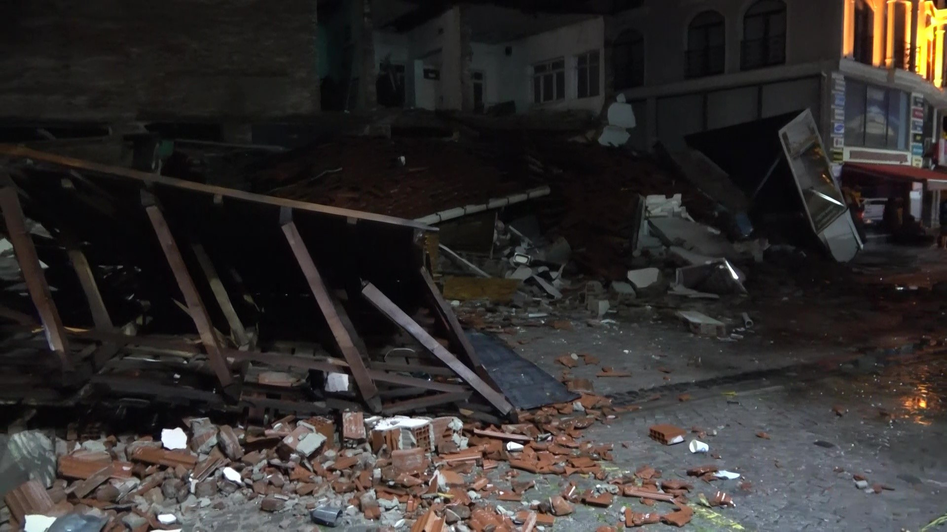 Balıkesir’in Sındırgı ilçesinde 6.1 büyüklüğünde deprem Enkaz alanları görüntülendi