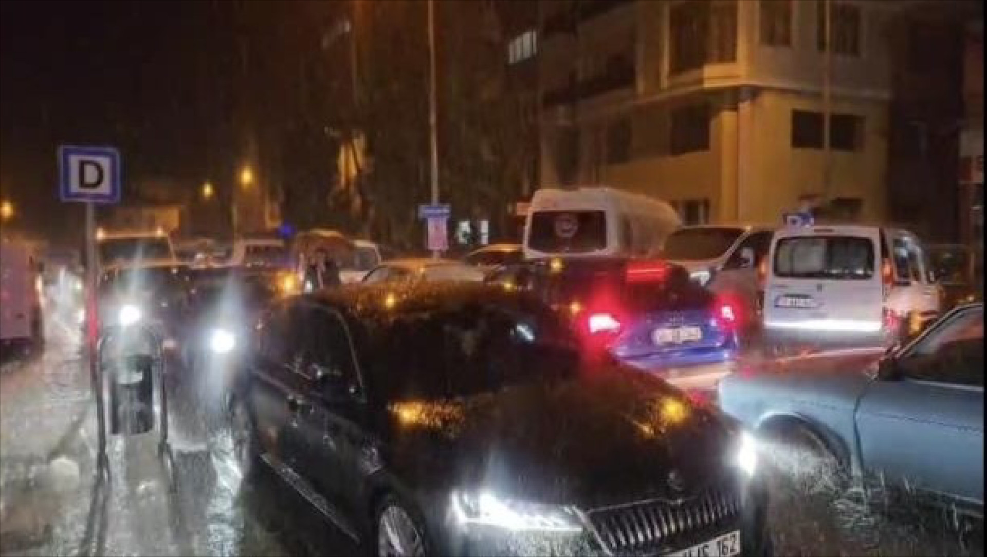 Balıkesir’in Sındırgı ilçesinde 6.1 büyüklüğünde deprem Enkaz alanları görüntülendi