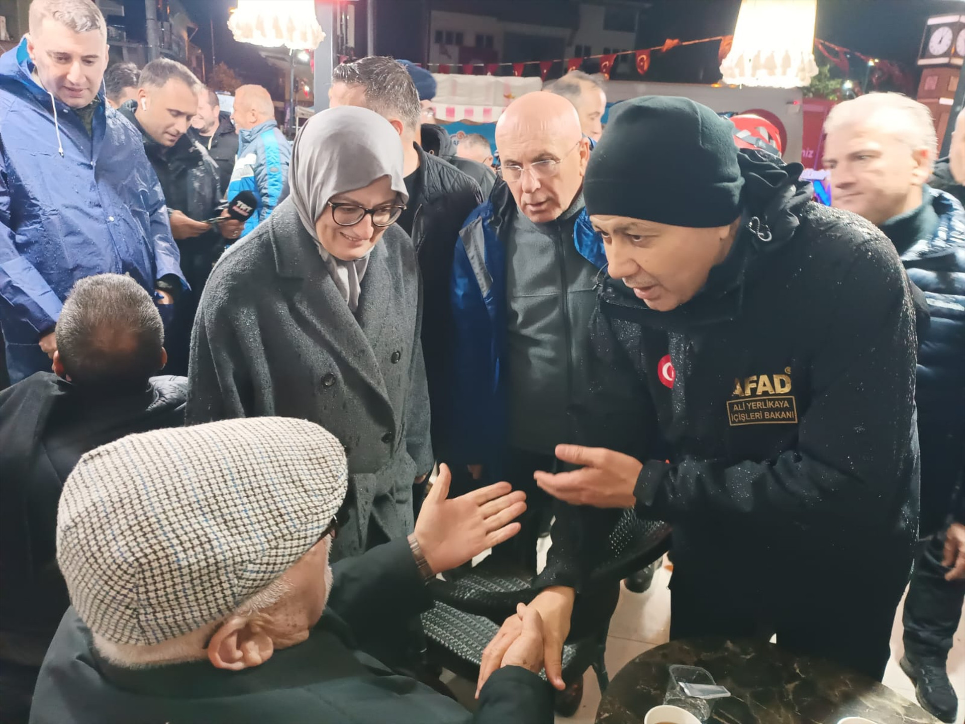 Balıkesir’in Sındırgı ilçesinde 6.1 büyüklüğünde deprem Enkaz alanları görüntülendi