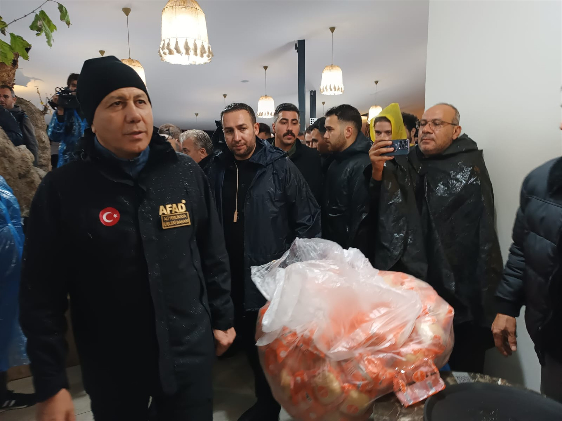 Balıkesir’in Sındırgı ilçesinde 6.1 büyüklüğünde deprem Enkaz alanları görüntülendi