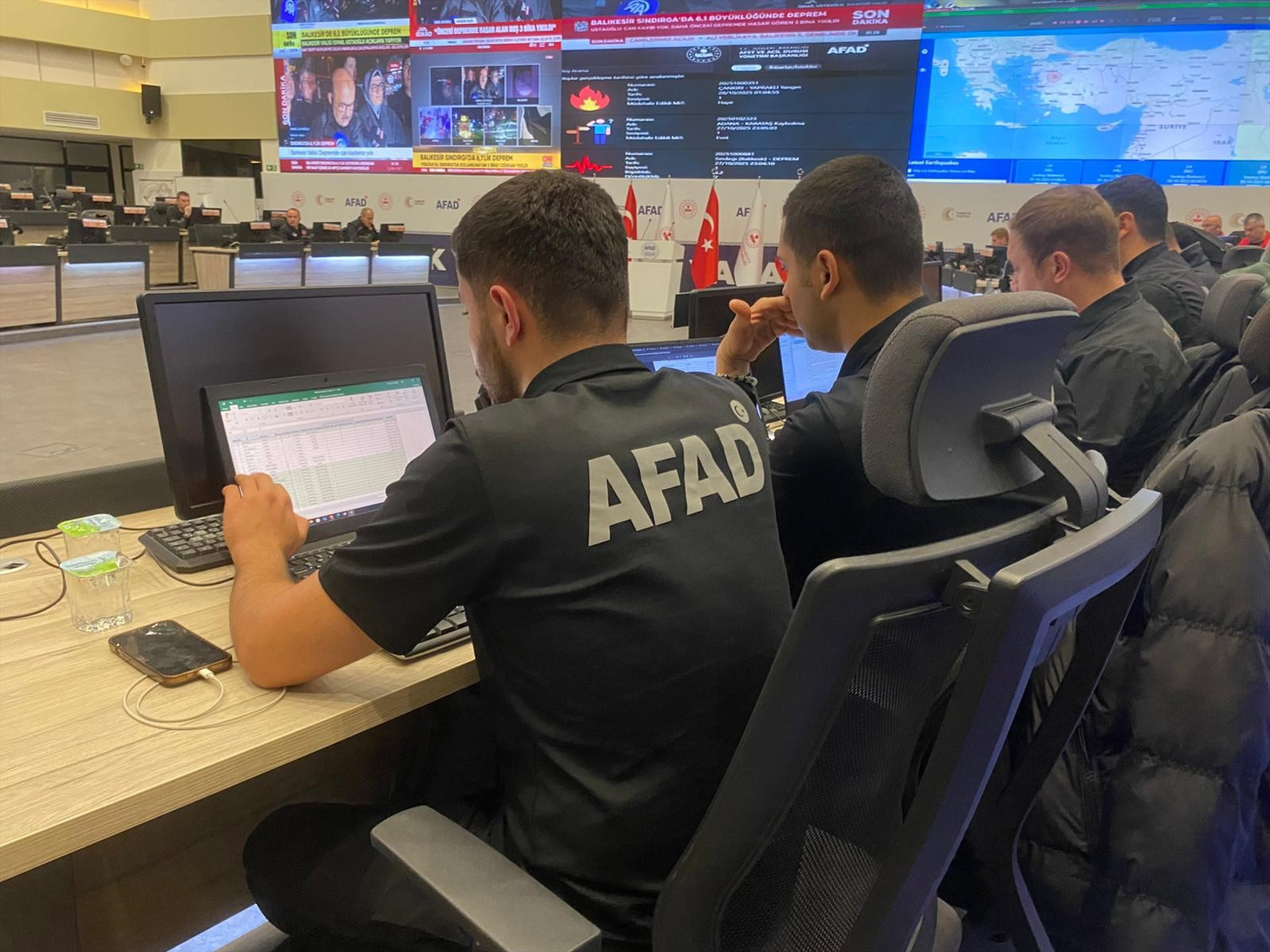 Balıkesir’in Sındırgı ilçesinde 6.1 büyüklüğünde deprem Enkaz alanları görüntülendi