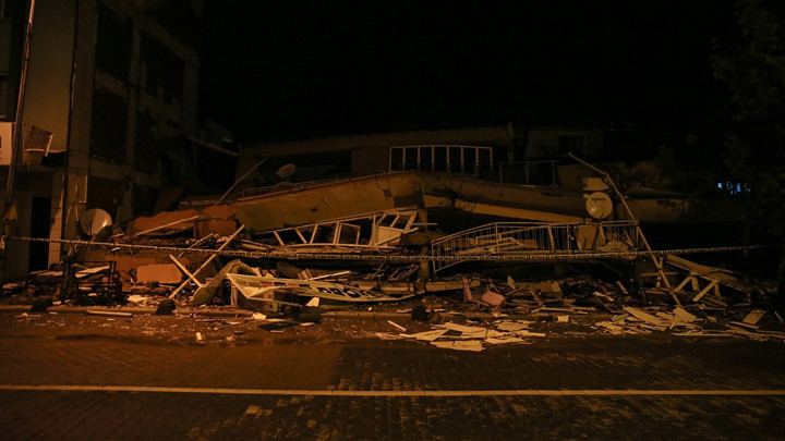 BAKAN YERLİKAYADAN DEPREMZEDELERE ZİYARET