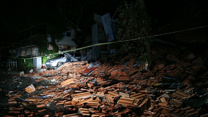 Balıkesir’in Sındırgı ilçesinde 6.1 büyüklüğünde deprem Enkaz alanları görüntülendi
