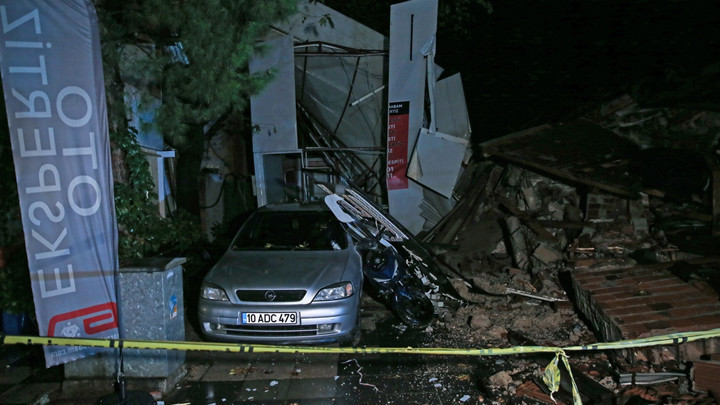 YAĞMUR BAŞLADI, VATANDAŞLAR ÇADIRLARIN ALTINA SIĞINDI