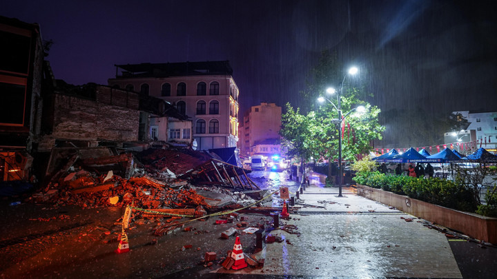 Balıkesir’in Sındırgı ilçesinde 6.1 büyüklüğünde deprem Enkaz alanları görüntülendi