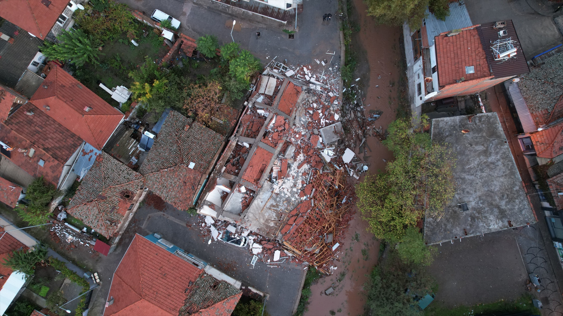Balıkesir’in Sındırgı ilçesinde 6.1 büyüklüğünde deprem Enkaz alanları görüntülendi