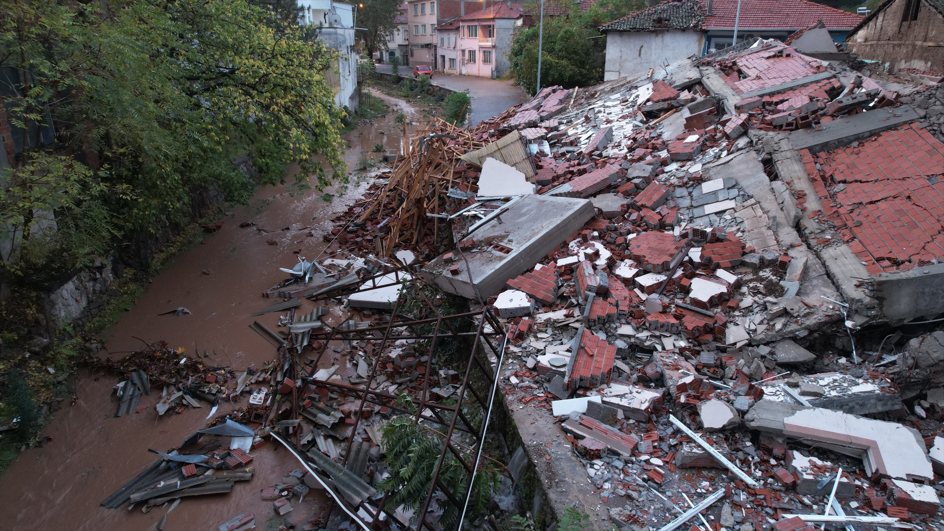 Balıkesir’in Sındırgı ilçesinde 6.1 büyüklüğünde deprem Enkaz alanları görüntülendi