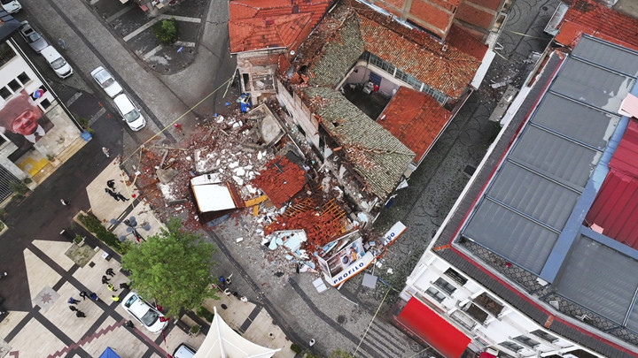 Balıkesir’in Sındırgı ilçesinde 6.1 büyüklüğünde deprem Enkaz alanları görüntülendi