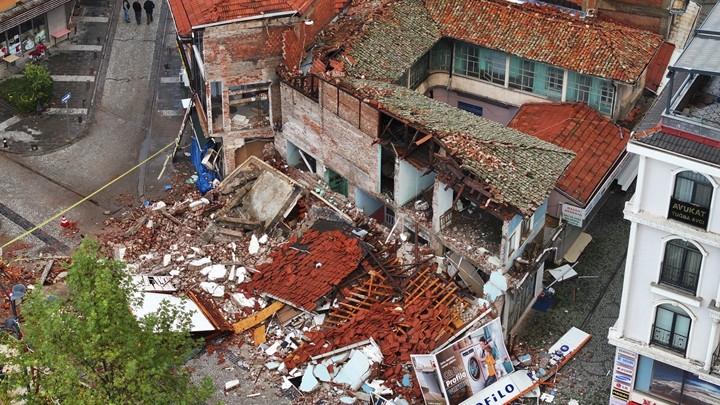 Balıkesir’in Sındırgı ilçesinde 6.1 büyüklüğünde deprem Enkaz alanları görüntülendi