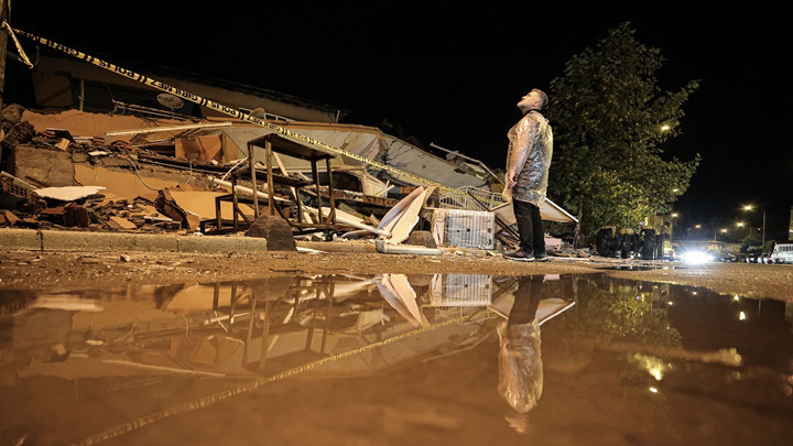 Balıkesir’in Sındırgı ilçesinde 6.1 büyüklüğünde deprem Enkaz alanları görüntülendi