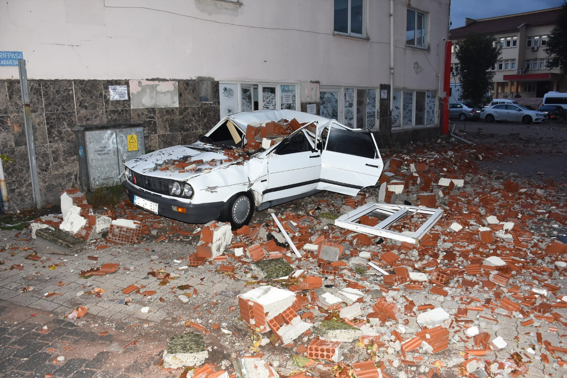 MANİSA’DA BİR EVDE KISMI ÇÖKME