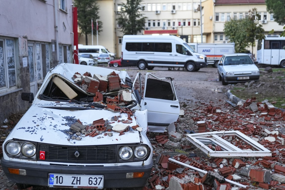 Balıkesirde deprem bölgesinden yeni görüntüler