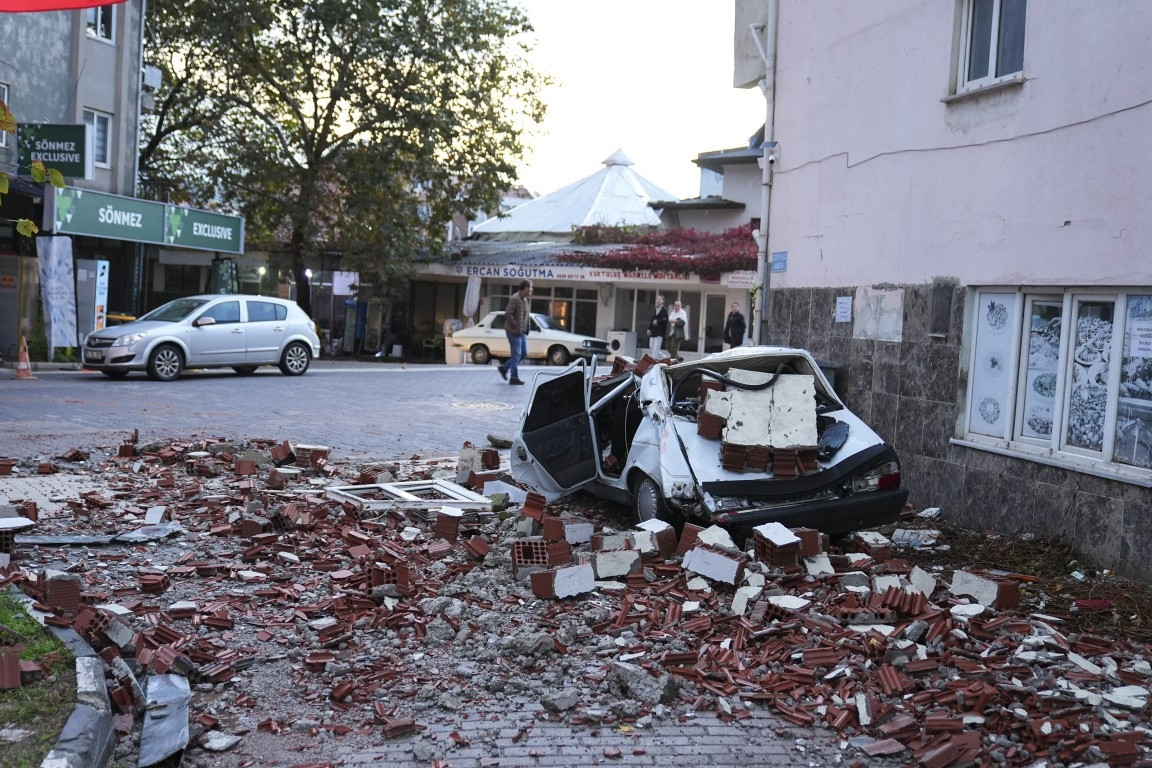 Balıkesirde deprem bölgesinden yeni görüntüler