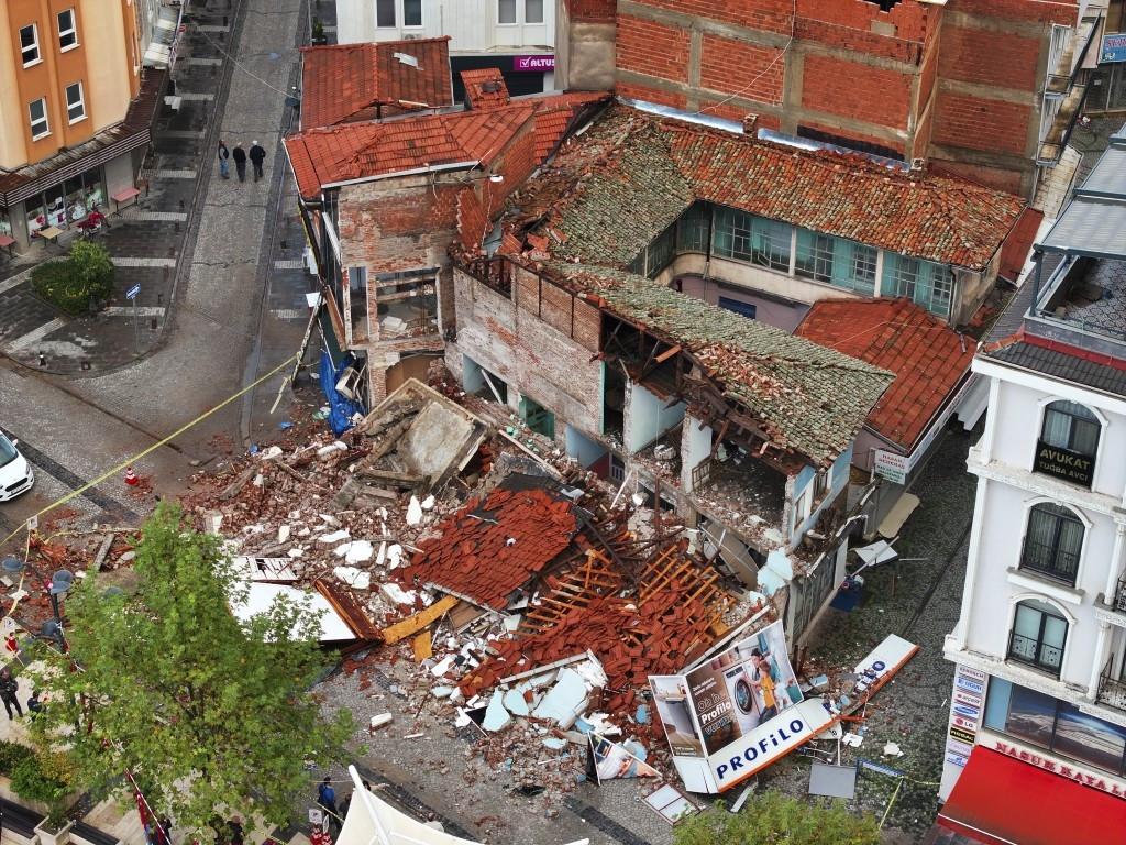 Balıkesirde deprem bölgesinden yeni görüntüler