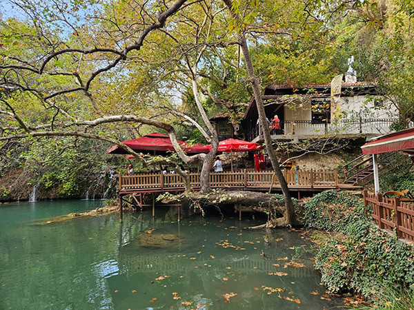Kenan Evrenin gizli köşkü ortaya çıktı Ünlü bir sanatçıyla gelmiş | Ziyarete açık, görmeden gitmeyin