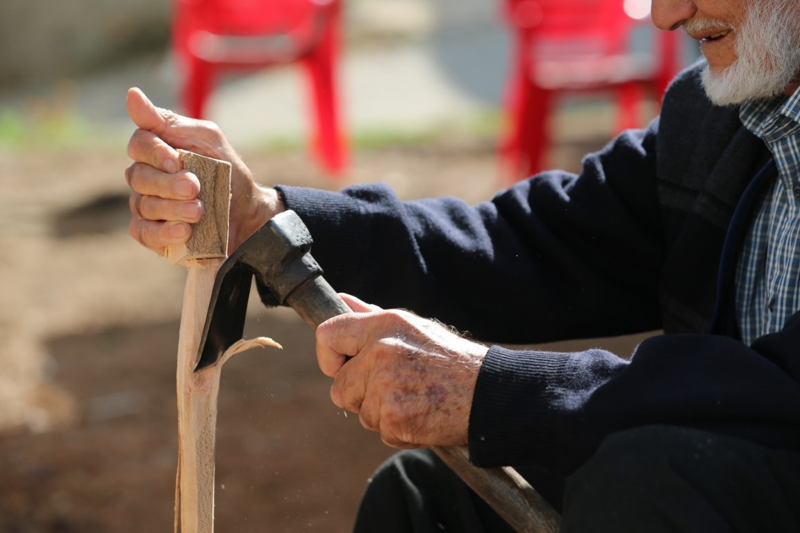 Çocukluğunda dayısından öğrendi: 69 yıldır dağdan toplayıp dönüştürerek çevresine hediye ediyor