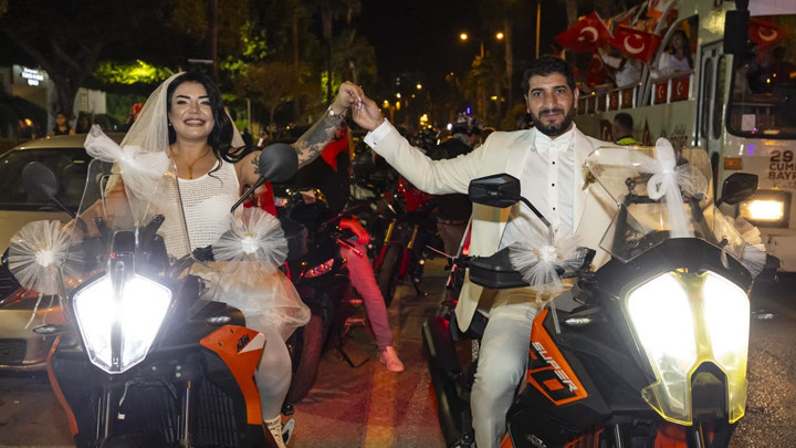 29 Ekim'de nikah masasına oturan çift, gelinlik ve damatlıkla ‘Cumhuriyet Korteji’ne katıldı