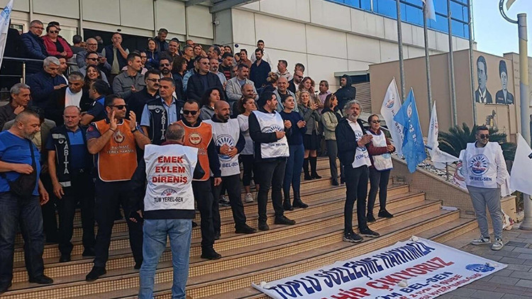 Belediyede görevli memurlardan protesto | 'Haklarımız ödenmiyor'
