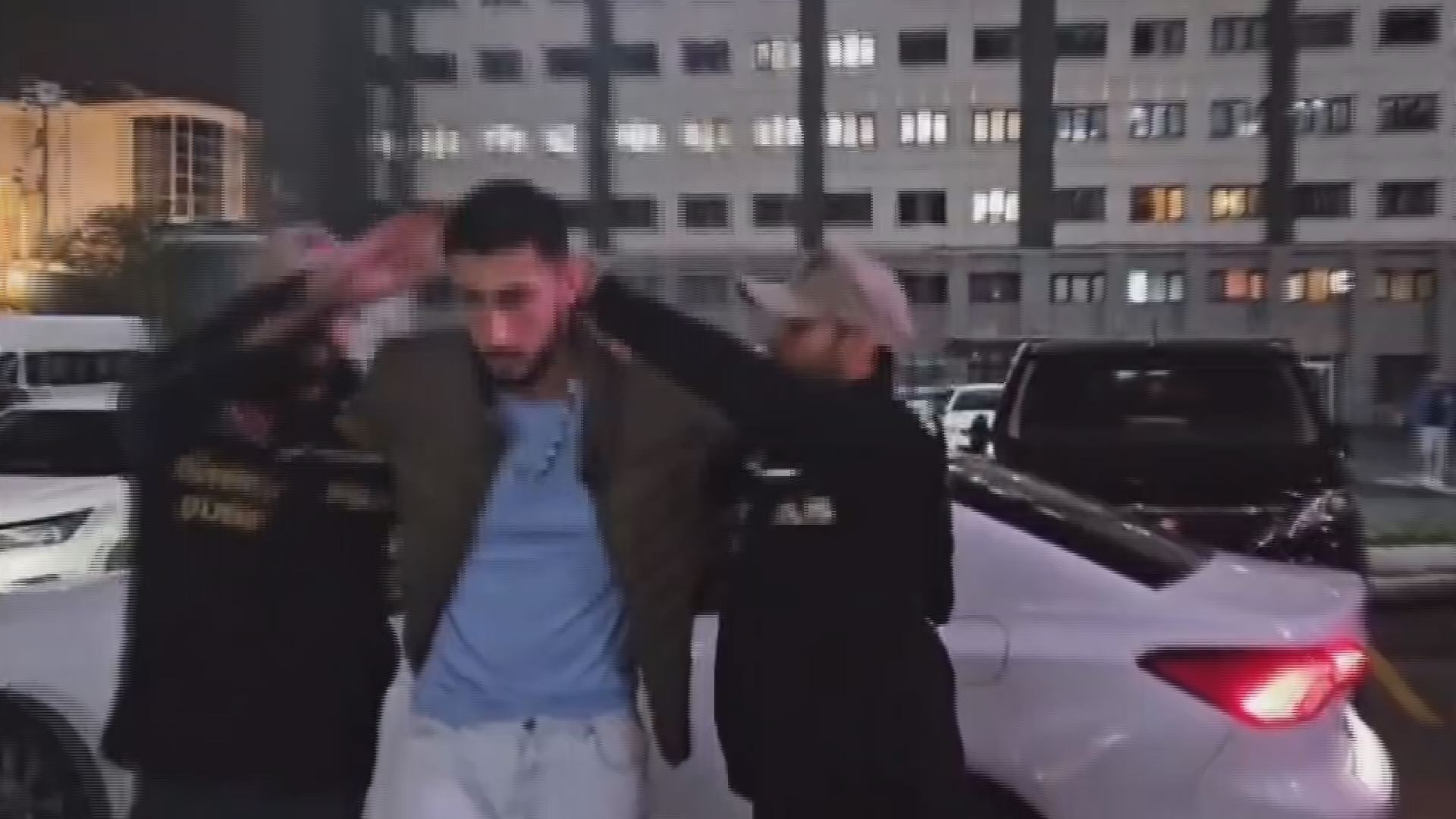 Kadının boynuna tasma takıp gezdirmişti! 2 kişi tutuklandı