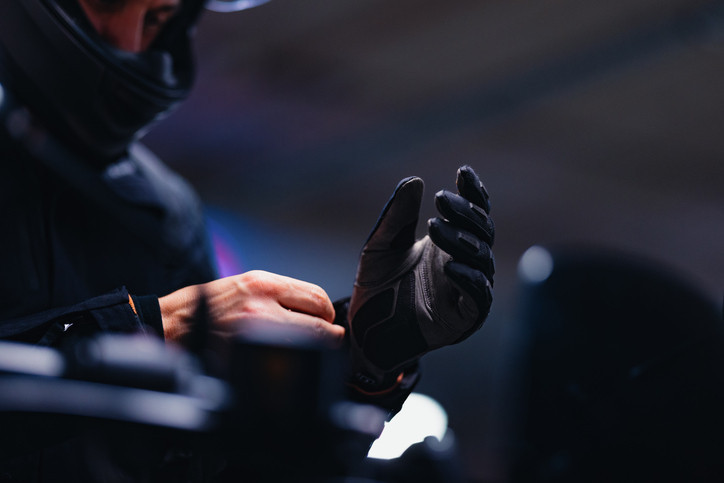 MOTOSİKLET KULLANANLARA ELDİVEN TAKMA ZORUNLULUĞU VAR MI