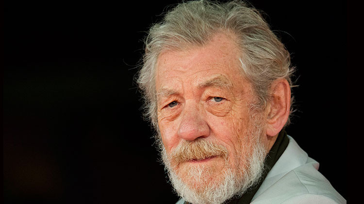 Sahneden düştü, ölümden döndü… Kimseyi dinlemiyor: Efsane rolünden vazgeçmiyor!