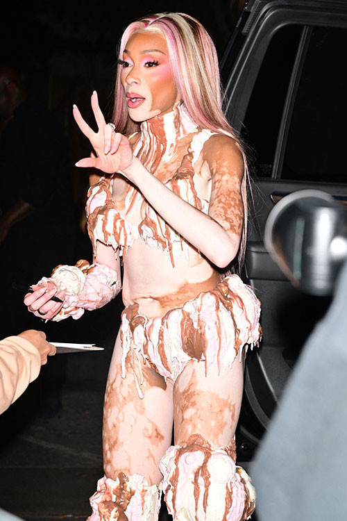 Alay edilen hastalığı onun şansı oldu... Şimdi büyük bir şöhreti ve bir sürü parası var... Yine kırmızı halının yıldızı oldu Alay edilen hastalığı onun şansı oldu... Şimdi büyük bir şöhreti ve bir sürü parası var... Yine kırmızı halının yıldızı oldu