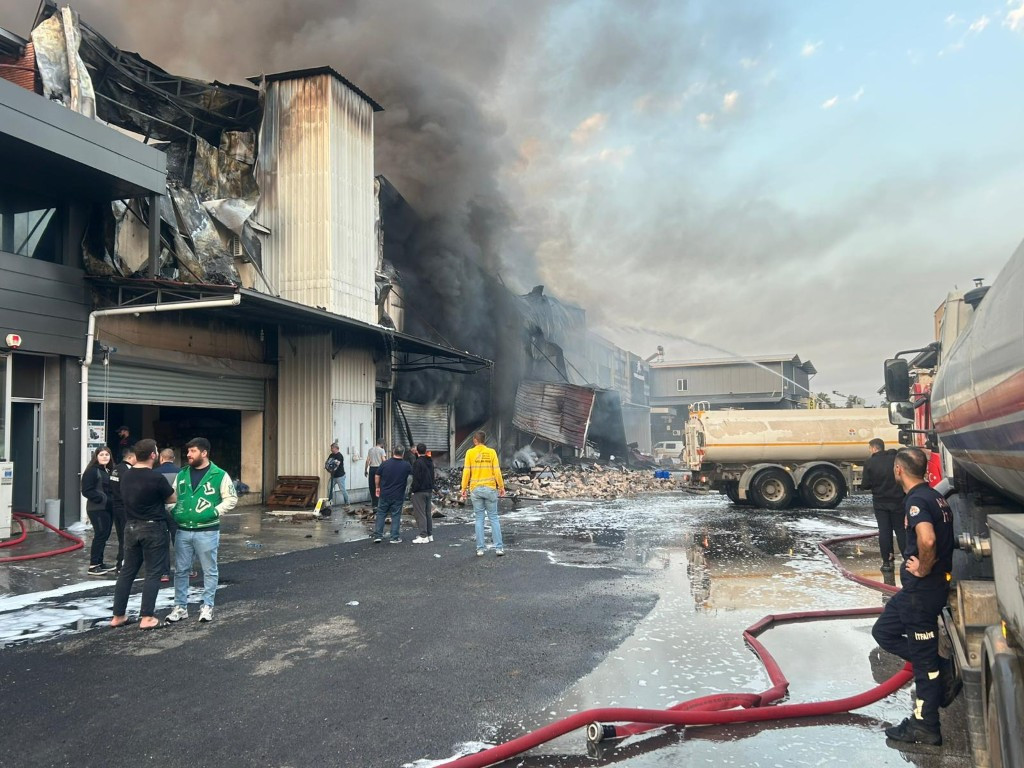 Adana Seyhan'daki yangın kontrol altına alındı
