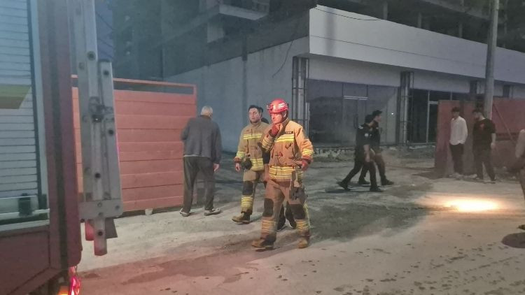 Üzerine çelik kapı düşen yabancı uyruklu kişi öldü