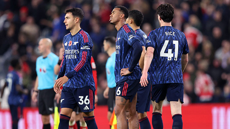 Lider Arsenal, galibiyeti 90+4'te kaçırdı!