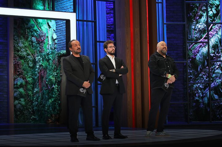 MASTERCHEFTE BU HAFTA ELENEN YARIŞMACI BELLİ OLDU Dün akşam (8 Kasım) MasterChefte kim elendi, kim gitti Murat Can mı, Çağlar mı elendi Şeflerin kararı belli oldu... Duygusal anlar