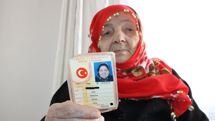 Yaşını öğrenen 'maşallah' diyor! Meryem nine yeni kimliğine kavuştu