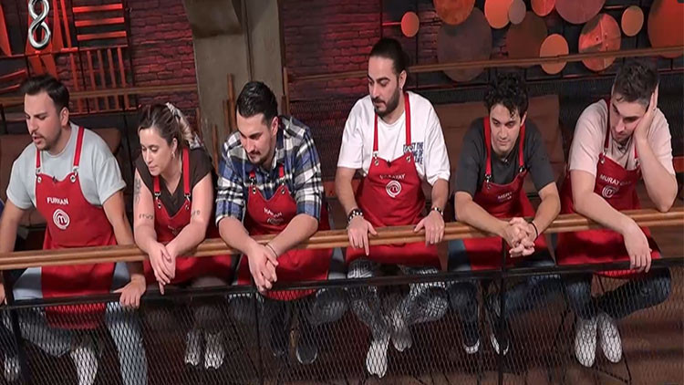 MASTERCHEF MAVİ TAKIM VE KIRMIZI TAKIM KAPTANLARI BELLİ OLDU Dün akşam MasterChef kaptanlık oyununu kim kazandı, takımlar nasıl oldu İşte haftanın yeni kırmızı-mavi takım yarışmacıları...